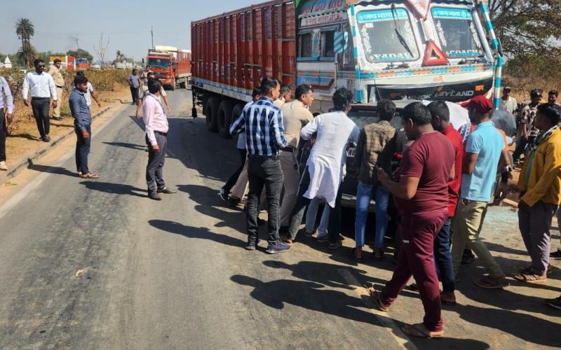 तेज रफ्तार कार और ट्रक में भिड़ंत, मौके पर 5 की दर्दनाक मौत खबरगली Collision between a speeding car and a truck, 5 tragically died on the spot  cg news cg big news hindi news cg latest news khabargali 