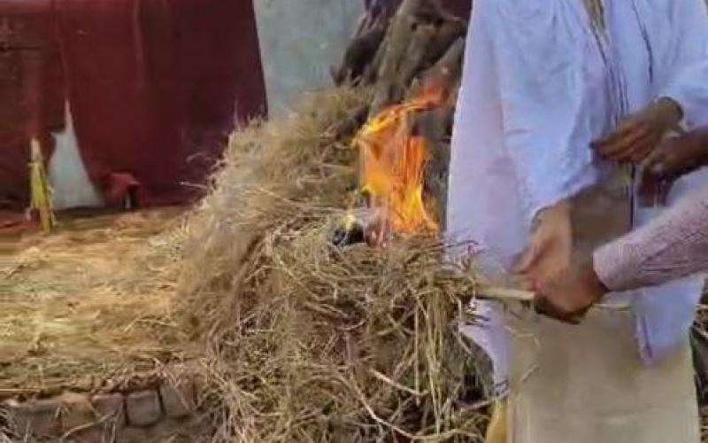 बेटी ने मां की चिता को मुखाग्नि दी, बस में हार्ट अटैक से हुई थी महिला की मौत खबरगली Daughter lit the funeral pyre of her mother, woman had died of heart attack in the bus  cg news cg big news latest news cg hindi news khabargali 