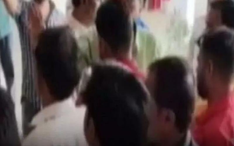 जनपद अध्यक्ष और उपाध्यक्ष के चुनाव के दौरान हंगामा, हमले में मंत्री लक्ष्मी राजवाड़े के पति घायल  खबरगली Ruckus during the election of district president and vice president, Minister Laxmi Rajwade's husband injured in the attack  cg news cg big news hindi news cg latest news cg hindi news khabargali    