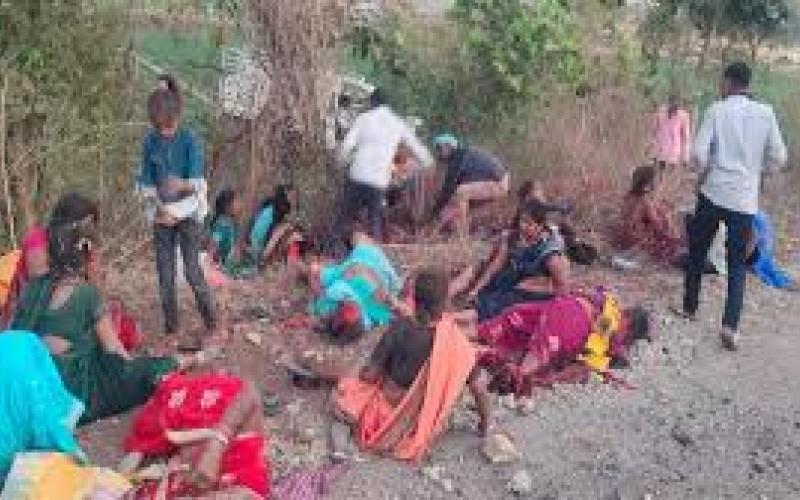 दर्दनाक हादसा पिकअप पलटने से दो की मौत, 50 लोग घायल, मची चीख पुकार  खबरगली Tragic accident: Two killed, 50 injured as pickup overturns, screams galore cg news cg big news cg latest news cg hindi news khabargali 