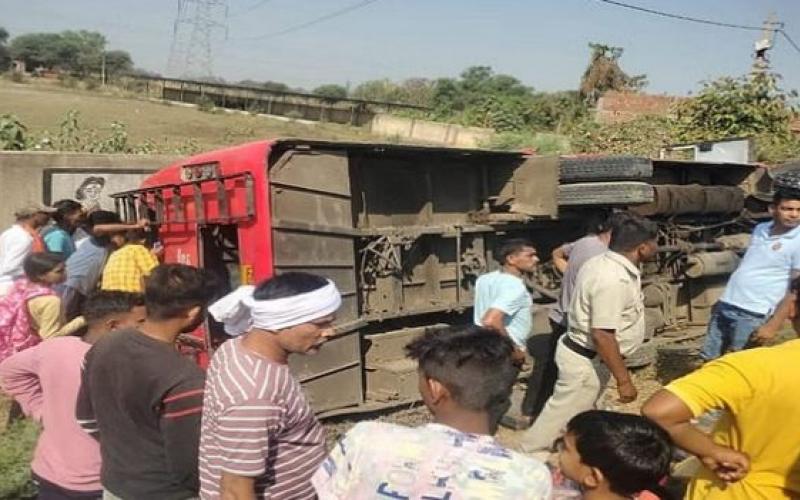  बाइक सवार को बचाने के चक्कर में हुआ हादसा, यात्री बस पलटने से 34 यात्री घायल खबरगली The accident happened while trying to save a bike rider, 34 passengers were injured when a passenger bus overturned  cg news cg big news latest news hindi news janjgir news khabargali 