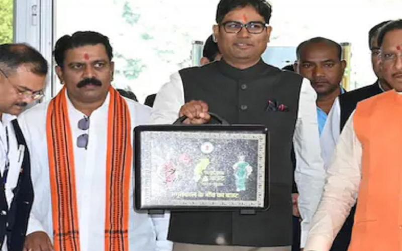 वित्त मंत्री ने खोला बजट का पिटारा, रायपुर से दुर्ग तक मेट्रो ट्रेन के लिए 5 करोड़ का प्रावधान खबरगली   Finance Minister opened the budget box, provision of Rs 5 crore for metro train from Raipur to Durg cg news cg big news latest news khabargali 