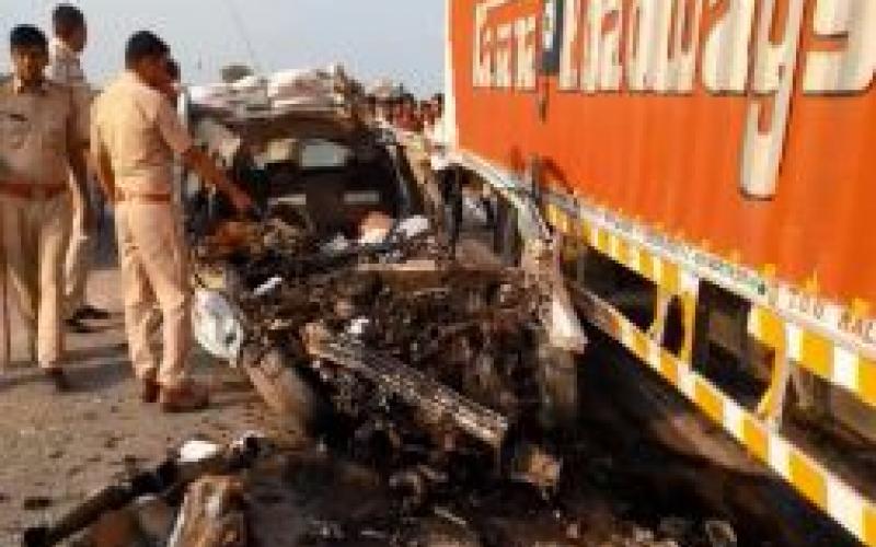  महासमुंद में बड़ा हादसा, कंटेनर व कार के बीच भिड़ंत में तीन की मौत खबरगली Major accident in Mahasamund, three killed in collision between container and car    cg news cg big news cg latest news mahasamund news khabargali 