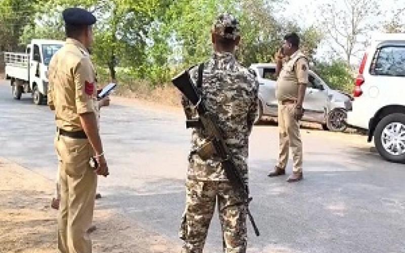 धमतरी में दिनदहाड़े 20 लाख की लूट, कार सवार व्यापारी को मारी टक्कर  खबरगली 20 lakhs looted in broad daylight in Dhamtari, businessman travelling in a car hit cg news cg big news latest news khabargali 