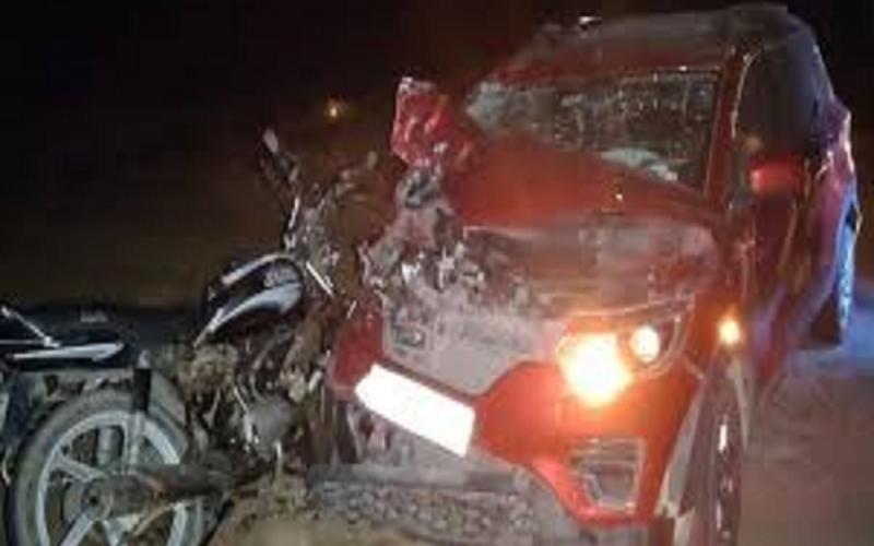 Bike and car of youths returning after watching the procession collided, three friends died cg news latest news hindi news khabargli 