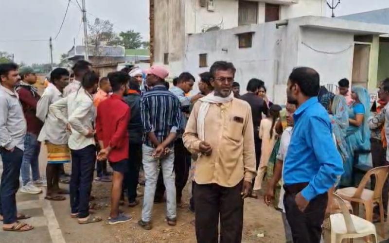 A high speed tractor ran over 5 people sitting outside their house, mother and daughter died and 3 are in critical condition latest news hindi news cg big News khabargli 