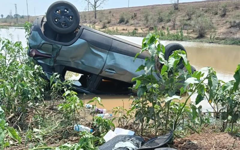 The car overturned after going out of control, the Naib Tehsildar had a narrow escape latest news hindi News khabargli 