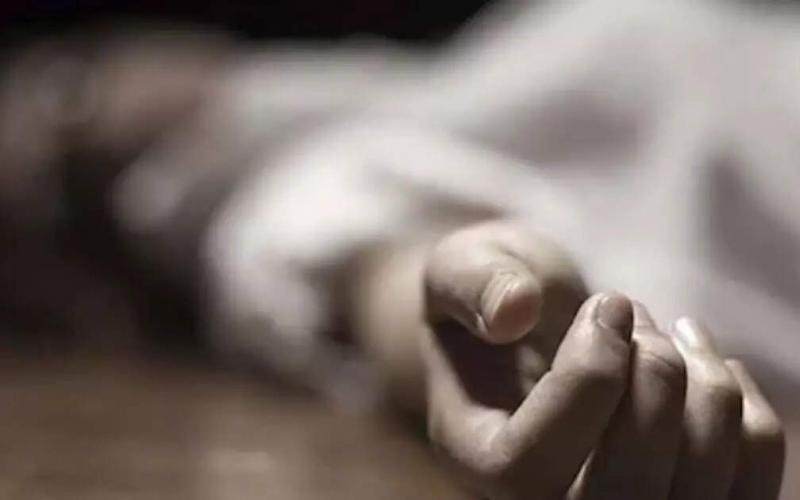 A 10th class student slit her throat with a blade, she was angry at her father's shouting latest news hindi News khar