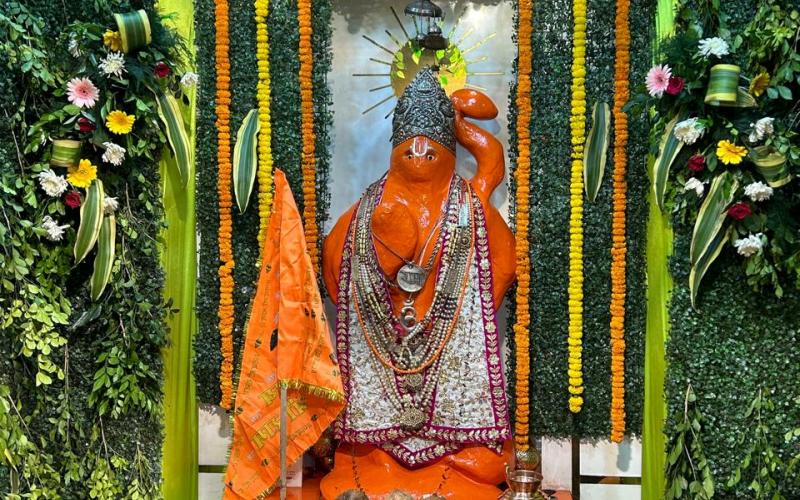 The premises of Shri Chintahar Hanuman Temple located in Chobey Colony will reverberate with Hanuman bhajans, Sunderkand recitation, Bhajan Sandhya, Hanuman Chalisa, Tableau and Bhandara, famous singer Shrikant Sharma and party will perform, program organized by Bhakt Seva Mandal and Deepak-Naresh Kedia, Raipur, Chhattisgarh, Khabargali