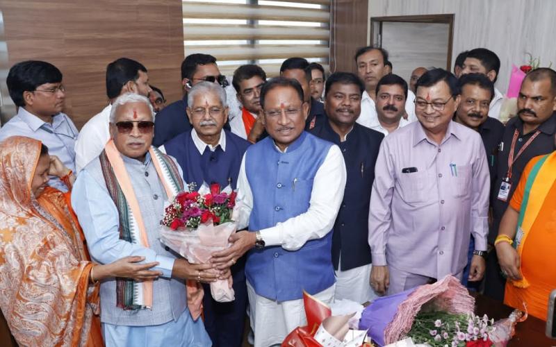 The newly appointed Chairman of Chhattisgarh Bhawan and Other Construction Workers Welfare Board, Dr. Rampratap Singh, on taking charge, gifted Rs. 15.37 crore to 44 thousand 940 workers through DBT in the presence of the Chief Minister, Raipur, Chhattisgarh, Khabargali