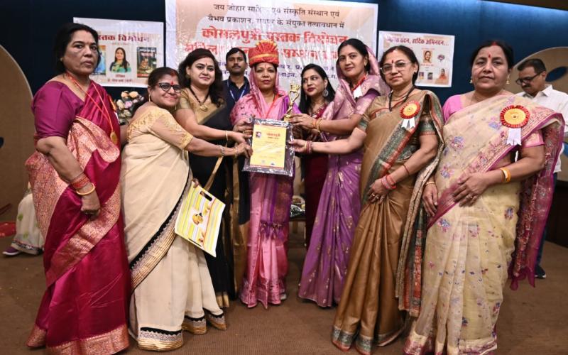 Release of Kosal Putri along with honouring 108 women, Jai Johar Literature and Culture Institute along with Vaibhav Publication Raipur, social worker Mrs. Kaushalya Devi Say, Shashank Sharma, Dr. Abhilasha Behar, Dr. Ramendra Nath Mishra and Dr. Mahendra Thakur, Padma Shri Shamshad Begum, Padma Shri Usha Barle, Mamta Chandrakar, Joshi sisters along with 108 women power were also honoured, Shubhra Thakur, Dr. Seema Awasthi, Suman Bajpai, President of the organisation Dr. Seema Nigam, Dr. Sudhir Sharma, Raip