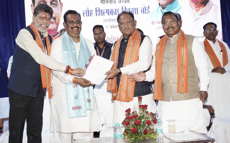 Chief Minister Vishnu Dev Sai attended the ceremony of taking charge of the newly appointed Chairman of Iron Craftsman Development Board, Raipur, Chhattisgarh, Khabargali