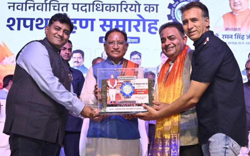 12 lakh traders have an important role in building a developed Chhattisgarh: Chief Minister Sai Chief Minister attended the oath taking ceremony of the newly elected office bearers of Chhattisgarh Chamber of Commerce and Industries, Chamber President Satish Thaurani, General Secretary Ajay Bhasin, Treasurer Nikesh Bardia, Saint Sai Uday Shadani, Sai Laldas, Amma Mahant Meera Devi, Raipur, Khabargali
