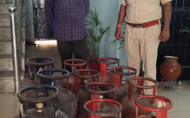 Illegal gas cylinder refilling racket busted in Raipur, Rs 15,300 cash seized along with 12 gas cylinder refilling equipment Raipur, Chhattisgarh Khabargali, Muzgahan police arrested Neeraj Dhankar and Dayalu Sahu of illegal gas cylinder refilling racket in Kandul,