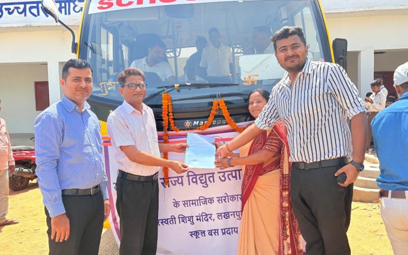 New school bus supplied to Saraswati Shishu Mandir Lakhanpur, another initiative of Adani Foundation to promote educational reforms, more than 80 children from 11 nearby villages will get transportation facility, Chhattisgarh, Khabargali