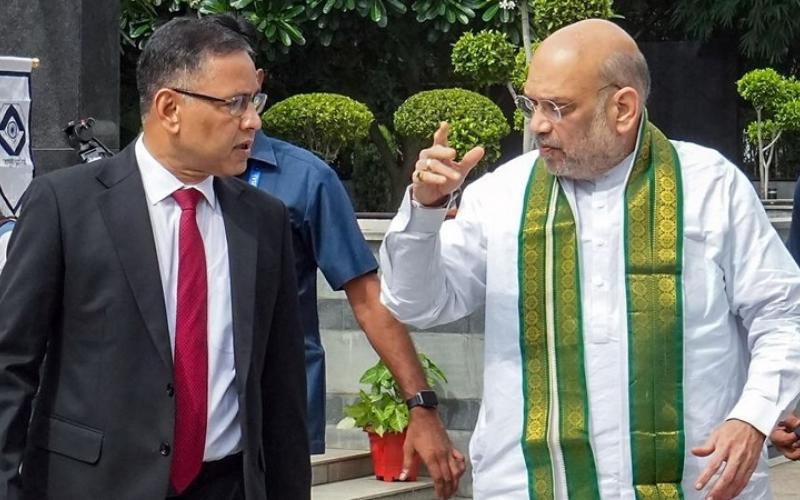 The country's intelligence chief Tapan Deka reached Chhattisgarh... will hold a secret meeting with senior officials regarding the Naxal operation going on for the last 8 days, Naxal operation is going on for the last 8 days on Kurreguta hill of Bijapur district. And this operation is being carried out by soldiers of three states including Chhattisgarh, Maharashtra and Telangana, Khabargali