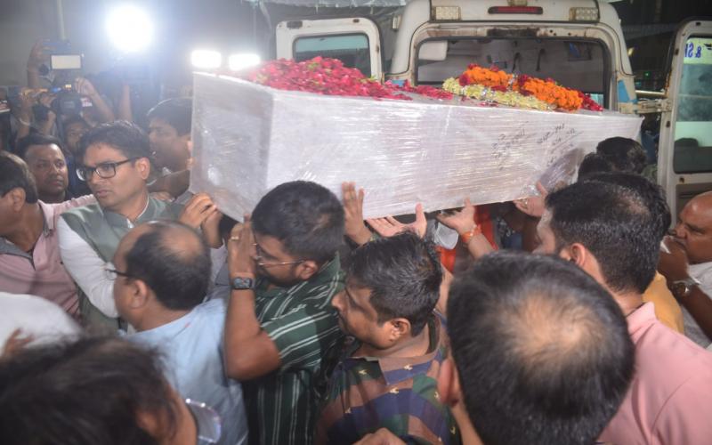 The body of businessman Dinesh Mirania, who was killed in a terrorist attack, reached Raipur, a huge crowd gathered at his home cg news hindi news khabargali 