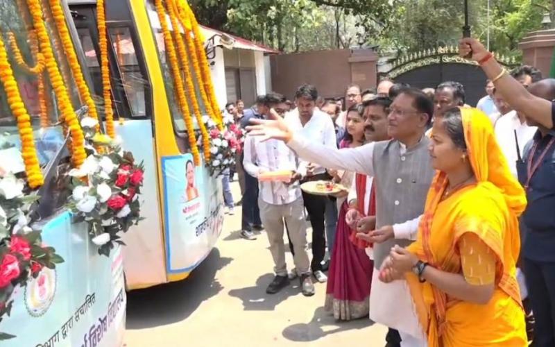 Free bus service launched in Raipur, a big gift for visually and hearing impaired children hindi news latest news cg big news khabargali 