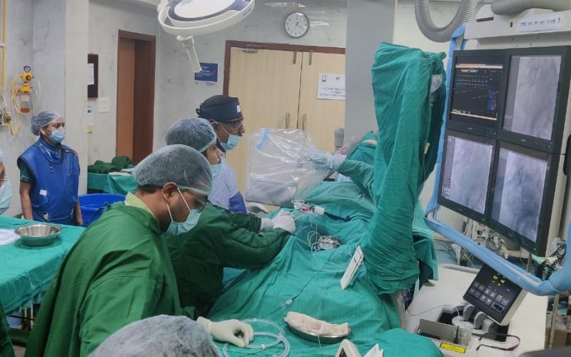 Laser cut angioplasty was done for the first time in Ambedkar Hospital, Raipur, Chhattisgarh got international fame Chhattisgarh News latest news raipur News khabargli 