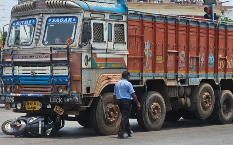 Tragic road accident in Telibandha, Raipur, death due to being crushed under a truck latest news raipur news accident News khabargli 