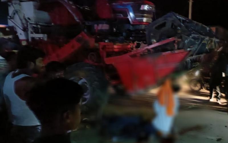 Bike collided with a harvester parked on the roadside, three died, two youths were beheaded latest News cg news accident news khabargali 