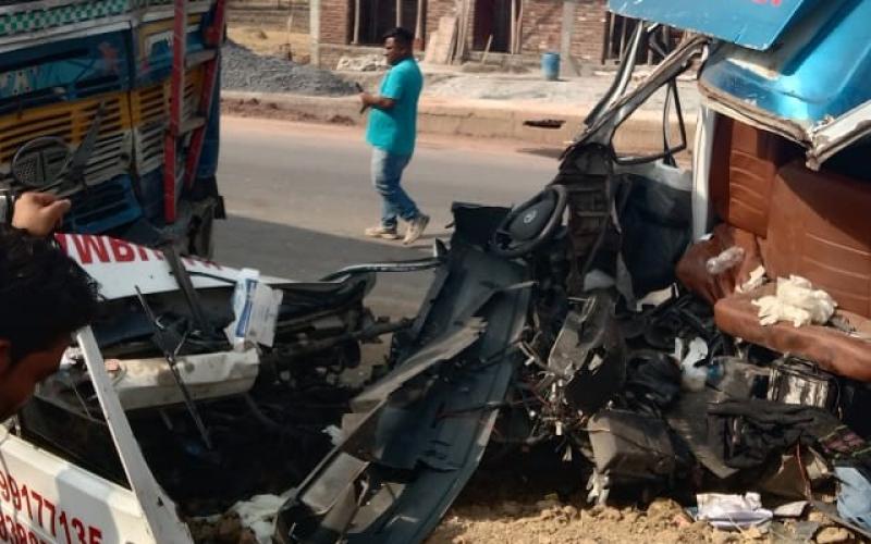 Head-on collision between ambulance and truck, driver killed, 8 people injured Hindi News big News Latest news khabargali 