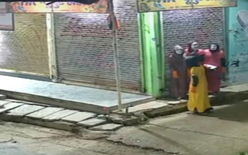 Jewelry worth lakhs of rupees stolen from a jewellery shop, thieves arrived wearing women's gowns and masks latest News hindi News big News khabargali 