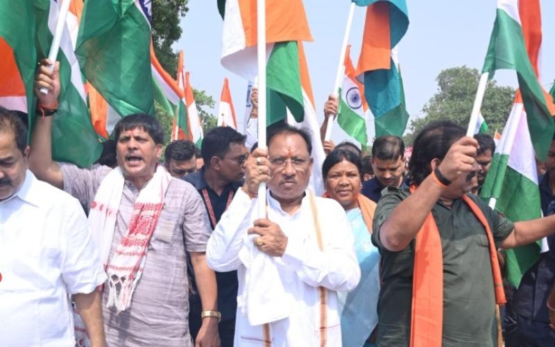 Chhattisgarh painted in the color of patriotism, people gathered in large numbers in Tiranga Yatra: Chief Minister, Deputy Chief Minister and Ministers led the way, Bharat Mata Ki Jai echoed in every district, Tricolor waved in every village, Chhattisgarh, Khabargali