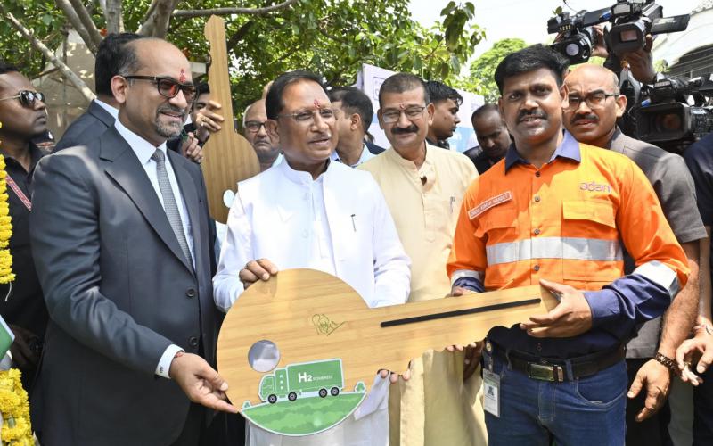 Chief Minister flagged off the country's first hydrogen fuel truck, green transport will get a boost  cg hindi news cg big news latest news cg hindi news khabargali 