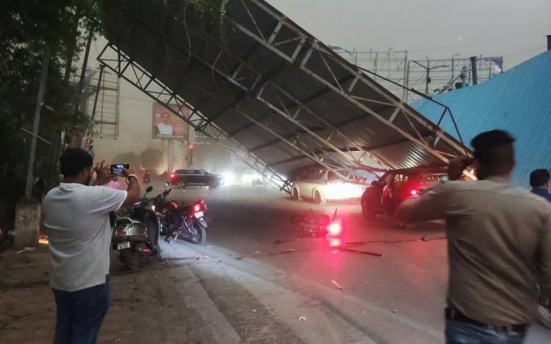 Severe storm in Raipur, shed of Devendra Nagar Chowk collapsed, three cars damaged