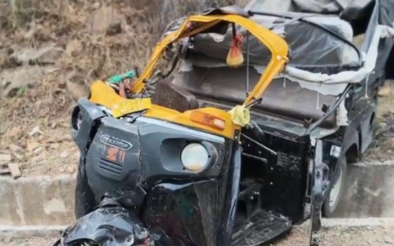 The truck lost control and overturned on the auto, 7 pilgrims died on the spot, 3 injured… latest news hindi news big News khabargali 