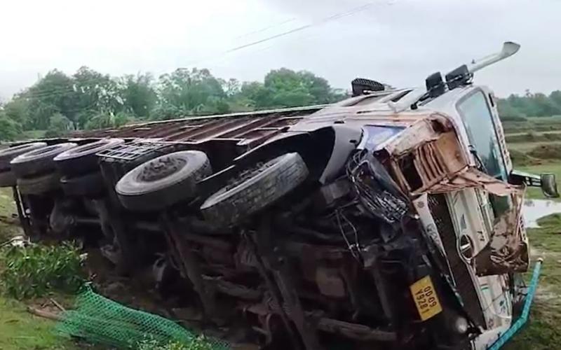 A heartbreaking road accident in Kolkata, 9 people travelling in a Bole ro car died latest news accident news big news khabargali 