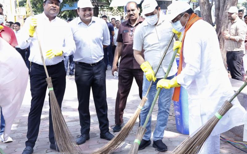 Cleanliness and environmental protection is not just a campaign, but our responsibility. With small efforts, we can make our city and society clean, green and healthy. On the occasion of World Environment Day, Dharsiwa MLA Padmashree Anuj Sharma joined Deputy Chief Minister Arun Saw, Minister Shri Kedar Kashyap in the "Green Cleanliness Campaign" program organized at Marine Drive in Raipur today. Raipur, Chhattisgarh, Khabargali