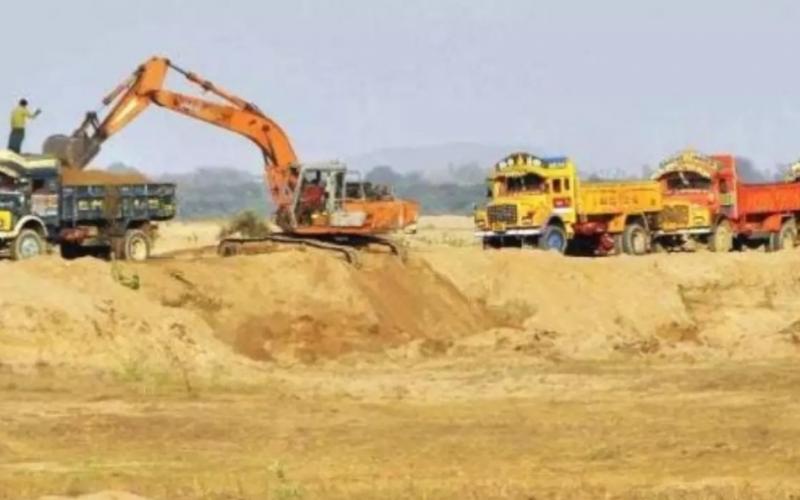 Mineral officer Praveen Chandrakar suspended for negligence in sand mining cases, Chhattisgarh, Khabargali
