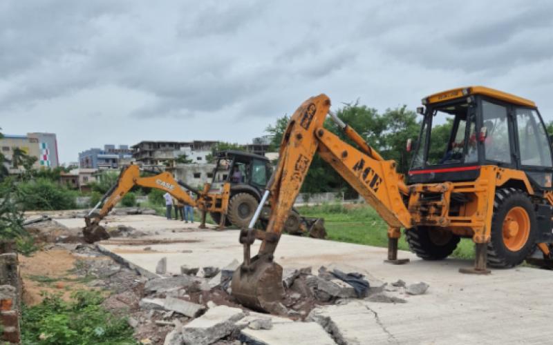 Corporation banned illegal plotting being done on 2 acres of private land in Davda Colony, Raipur, Chhattisgarh, Khabargali