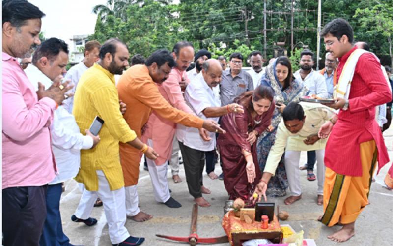 Illegal roadside parking will end in Mahalaxmi Market Pandri, traffic will soon become smooth and well-organized, the much-awaited bhoomipujan of the mechanized and non-motorized transport project was done at a cost of one and a half crore, Raipur North MLA Mr. Purandar Mishra and Mayor Mrs. Meenal Choubey, Raipur, Chhattisgarh, Khabargali