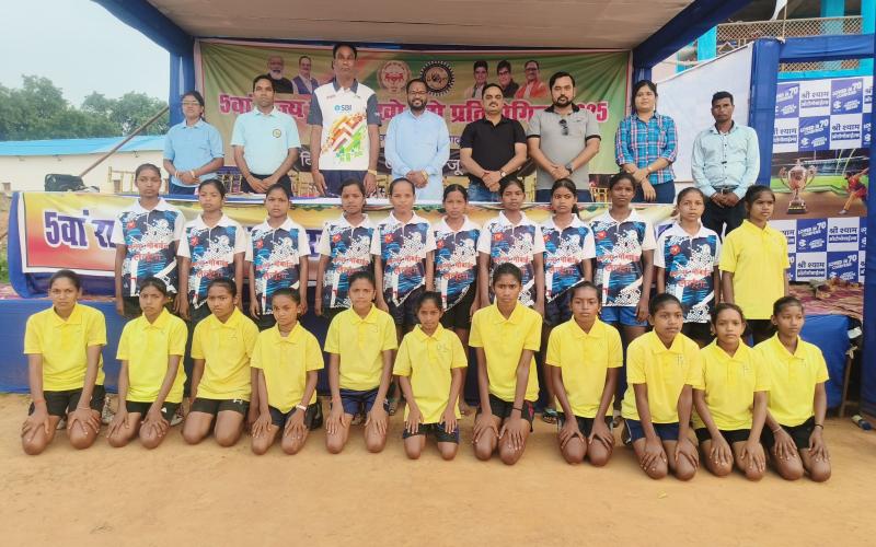 5th State Level Sub Junior Kho-Kho Competition organized in Raigarh with the support of Adani Foundation, more than 500 players participated, Durg district team won the title in girls category and Raipur district team won the title in boys category, Khabargali