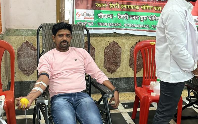 In memory of the martyrs of Karbala, a grand blood donation camp was organized by Haidri Blood Group. Youth, men and women along with people of other religions also participated enthusiastically in blood donation., Raipur, Chhattisgarh, Khabargali
