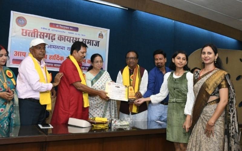 Chhattisgarh Kayastha Samaj organized its first foundation year and grand general meeting, retired IAS officer, secretary, finance department, Chhattisgarh government, Mrs. Sharda Verma, cardiologist Dr. Smit Srivastava, Chitransh Seva Dharma, Raipur, Chhattisgarh, Khabargali