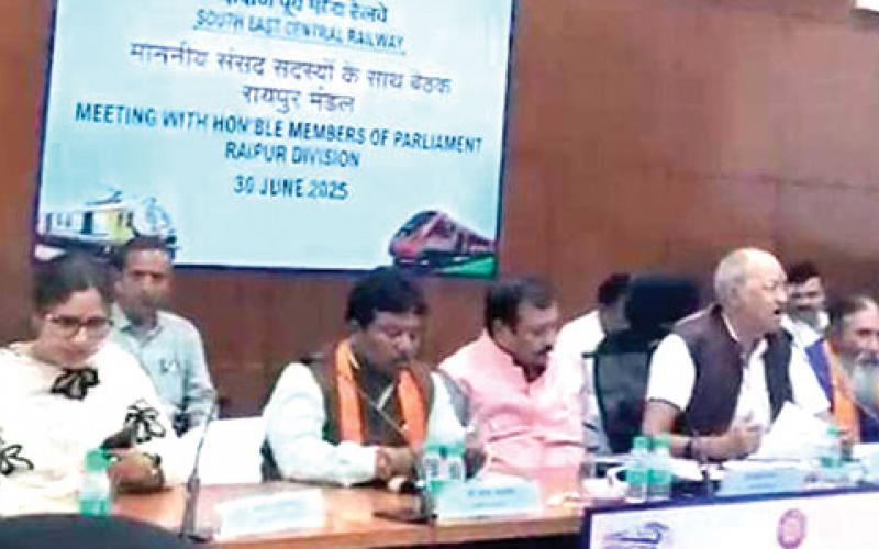 The situation of trains getting delayed and cancelled will continue for the next two years, after that rail facilities will improve, MPs Mahesh Kashyap, Santosh Pandey, Vijay Baghel, Brijmohan Agrawal, Ranjit Ranjan included, Bhojraj Nag, MP Mrs. Roopkumari Chaudhary, General Manager of South East Central Railway Tarun Prakash, DRM Dayanand, Chhattisgarh, Raipur, Khabargali