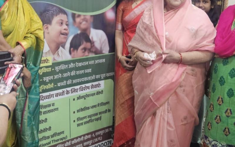 Se inauguró la Escuela Jatan Divyang en la aldea de Doma, un nuevo referente en educación y servicio. La Sra. Veena Singh, esposa del presidente de la Asamblea de Chhattisgarh y exministro principal, Dr. Raman Singh, visitó la escuela. Directora: Dra. Preeti Upadhyay, Raipur, Chhattisgarh, Khabargali.