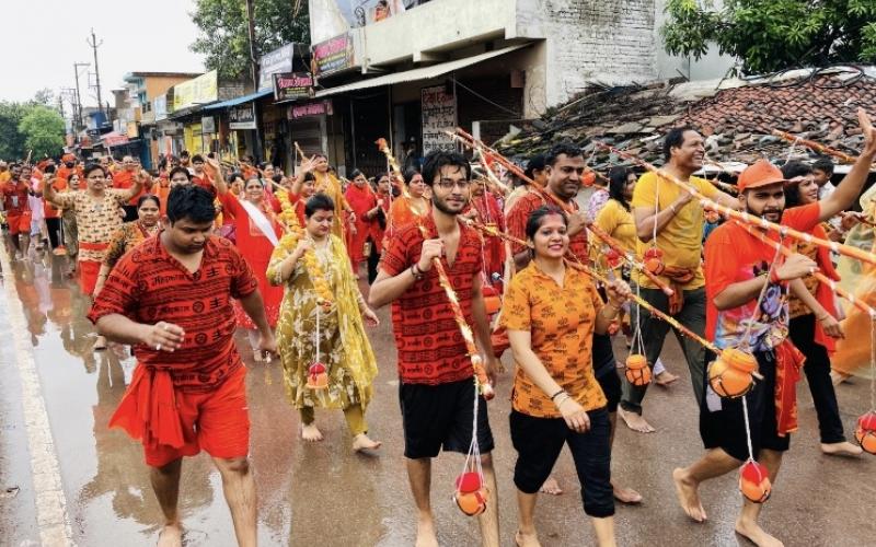 Los devotos de Bhole comenzaron en Gayatri Nagar, Kanwar Yatra comenzaron en Mahadev Ghat, Sales Tax Colony, Pink City, Steel City y Vijay Nagar, Raipur, Chhattisgarh, Khabargali.
