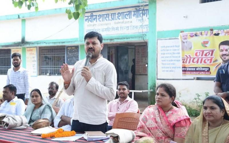 Asamblea de Dharsiwa MLA Anuj Sharma, pueblo de Janchaupal Motipur, Madhaipur, Chhadia, Alesur, Pachri recibió muchos regalos, Chhattisgarh, Khabargali