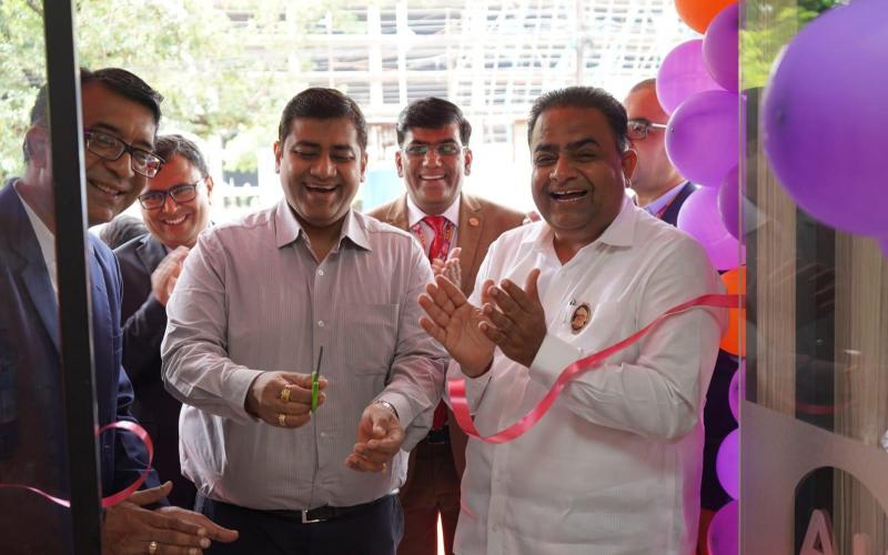 Se inauguró la tercera sucursal del AU Small Finance Bank, Pujari Complex Pujari Complex, Panchpedi Naka, Manishraj Singhania, el presidente de la Cámara de Comercio de Chhattisgarh, Satish Thorani, y el tesorero de la Cámara de Comercio, Nikesh Bardia, Raipur, Chhattisgarh, Khabargali