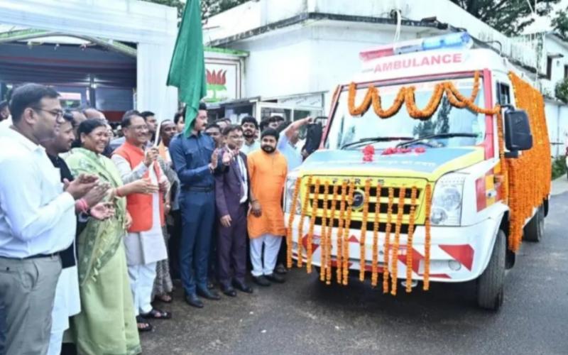 Chief Minister Vishnu Dev Sai flagged off the modern ambulance, rural areas will get emergency health benefits cg news hindi news latest News Big news khabargali 