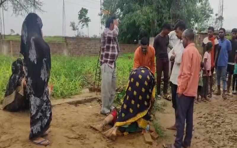 Father and son were sleeping on the floor after spreading a mattress, burnt alive when the room caught fire cg news big news hindi News latest News Ambikapur news khabargali 