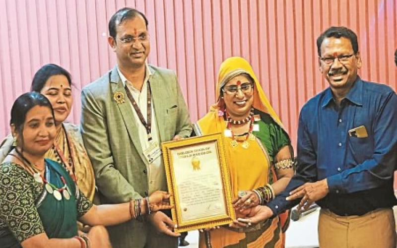 Shanta of Bhilai created a world record, gifted andi saree to 16000 women, name registered in the Golden Book Chhattisgarh news hindi news bhiliai News khabargali 