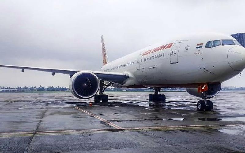 Air India flight coming from Hong Kong to Delhi caught fire, causing panic among passengers hindi news big news latest news khabargali 