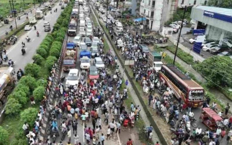Residents troubled by waterlogging in Raipur blocked the national highway, long queues of vehicles remained for hours cg news latest News hindi news Chhattisgarh News khabargali 
