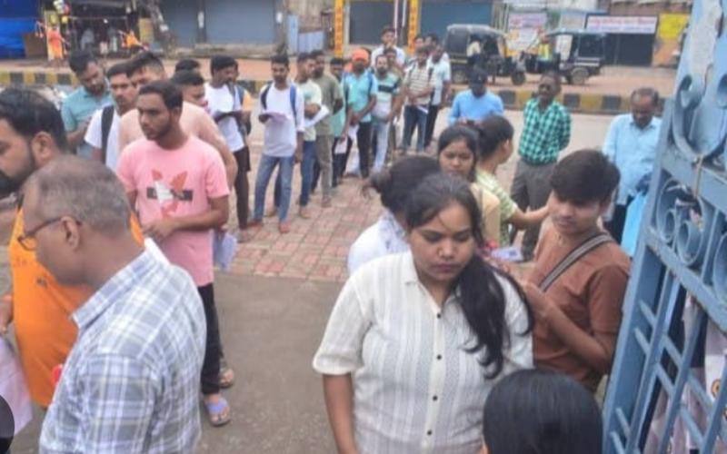 Candidates wearing dark coloured clothes were not allowed to enter the Excise Constable exam, they were also asked to remove their jewellery, watches and shoes Chhattisgarh News hindi News khabargali 